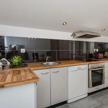 Lucija Apartmán Kaštela