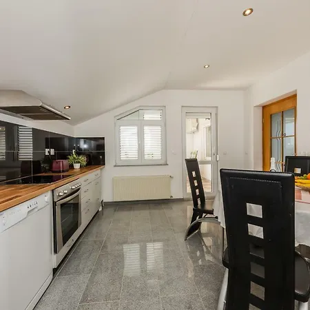 Lucija Apartment