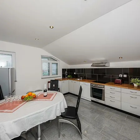 Lucija Apartamento Kaštela